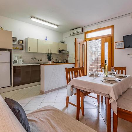 2 Bedroom Stunning Apartment In Ровінь Екстер'єр фото