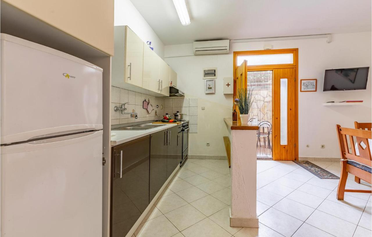 2 Bedroom Stunning Apartment In Ровінь Екстер'єр фото