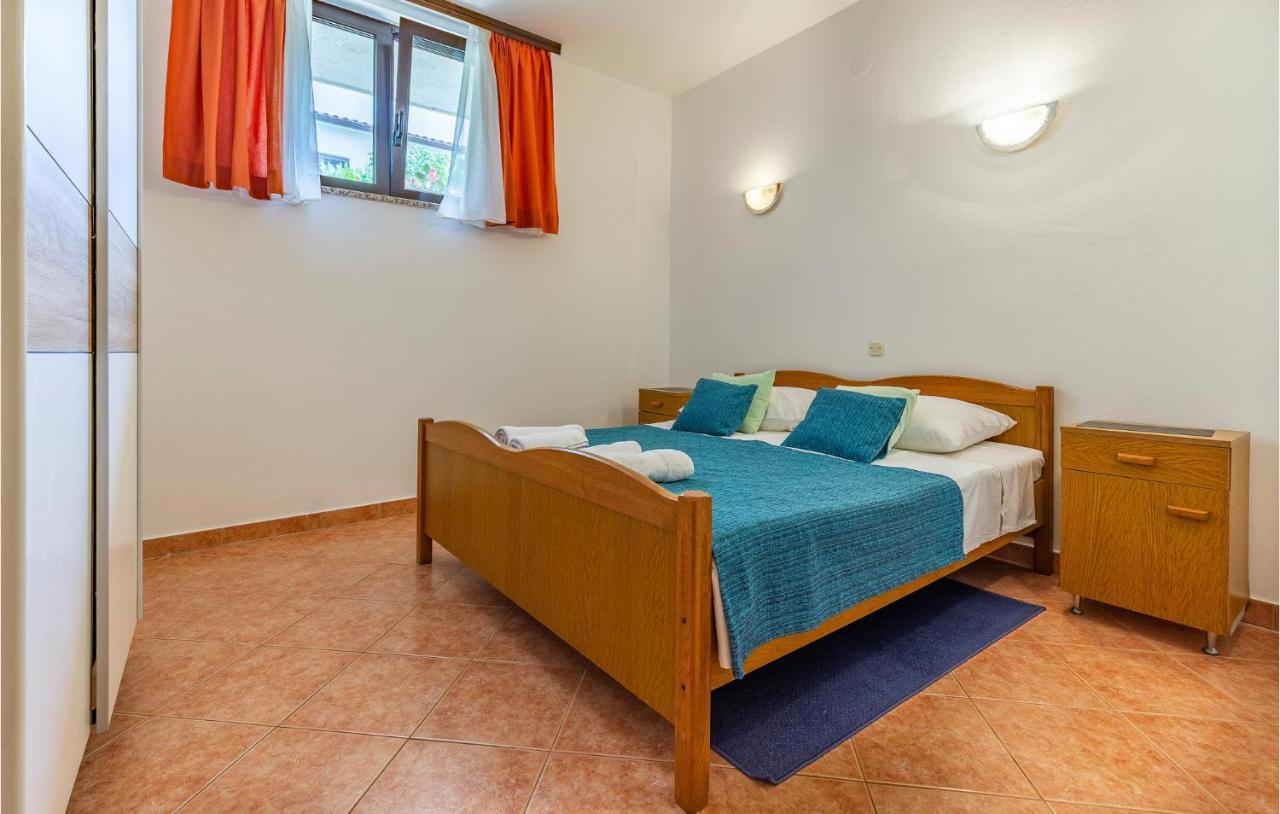 2 Bedroom Stunning Apartment In Ровінь Екстер'єр фото